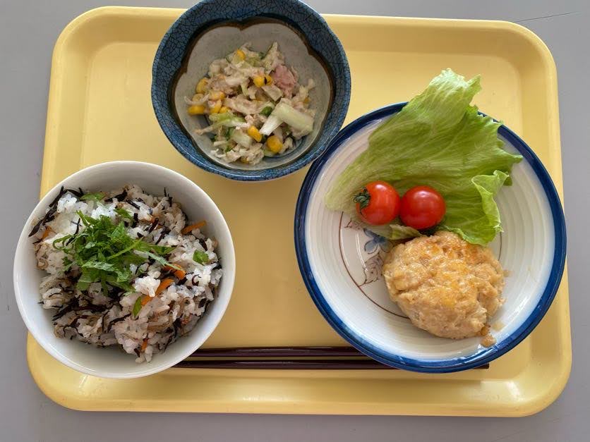 中学校2年生コツ骨青春講座で作る料理の写真(ひじきとじゃこのご飯、高野豆腐のハンバーグ、切り干し大根のコールスローサラダ)