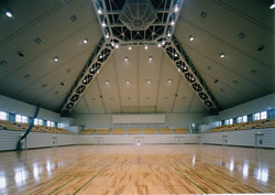 広々とした高知県立青少年センターの写真