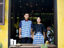 sandwich parlourの二人が写っている写真。左側にやまゆうさん、右側にゆきさんが写っており、手を繋いでいる。
