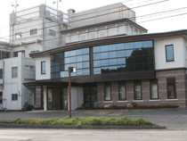 2階部分の一部がガラス張りになっている香南市香我美庁舎の外観写真