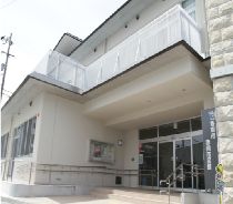 白い外壁の香南市赤岡庁舎入口付近を写した写真