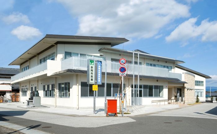 白い二階建ての赤岡市民館の画像