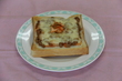 食パンにキムチ、タレを混ぜた納豆、チーズを乗せて焼いたトーストの写真