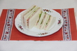 サンドイッチ用のパンに、刻みわさびとハムとマヨネーズを挟んだサンドイッチの写真