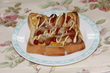 ウィンナー、バター、チーズを乗せて焼かれた食パンに、ケチャップ、マヨネーズをかけたトーストの写真