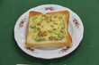 食パンに、豆腐、タレを混ぜた納豆、薄切りにしたオクラ、卵を混ぜ合わせたものを乗せて焼いたトーストの写真
