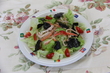 レタスとカニカマを韓国のりとゴマ油などで和えたサラダの写真