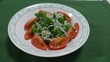 オクラを塩こうじとちりめんじゃこで和えて、周囲にトマトを添えたサラダの写真