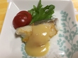 魚のレモンみそかけを映した写真。白身魚にレモンみそがかかっており、左上にトマトとレタスが添えてある。