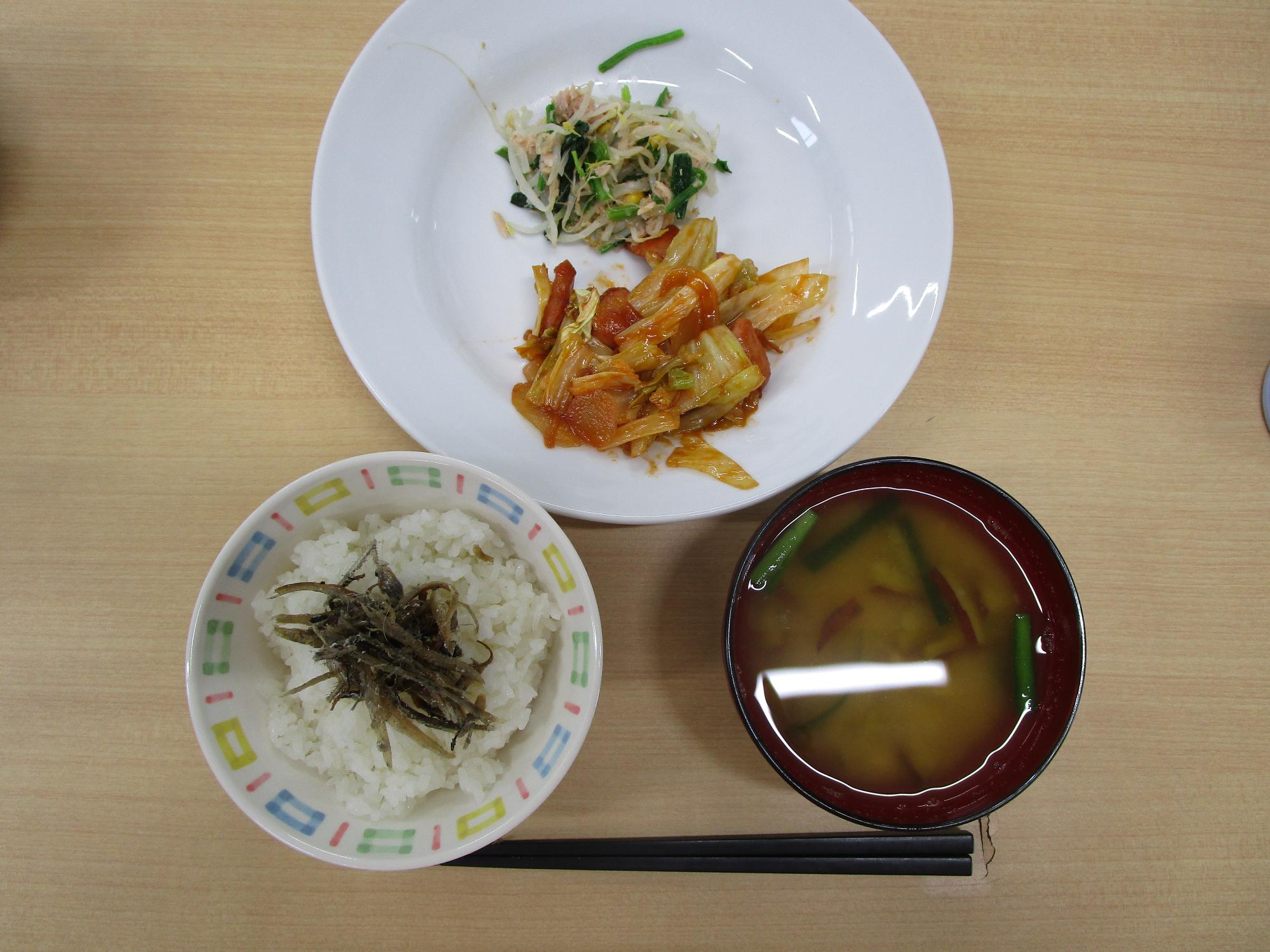 調理実習で児童とヘルスメイトが作った簡単な朝食の写真(ご飯、味噌汁、ウインナーとキャベツのケチャップ炒め、野菜のナムル)