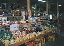 棚の上にいろいろな種類の野菜が並んでいる写真