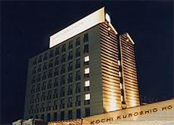 夜にライトが点いている高知黒潮ホテルの外観の写真