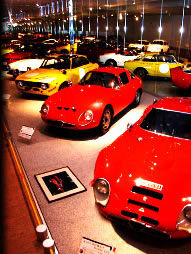 四国自動車博物館に展示されている赤と黄色と白のクラシックレースカーの写真