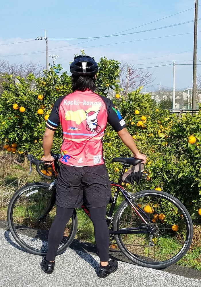 サイクルジャージを着た男性が後ろを向いている写真