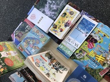 日曜市の出店に置いている香南市のパンフレットやガイドブックの写真