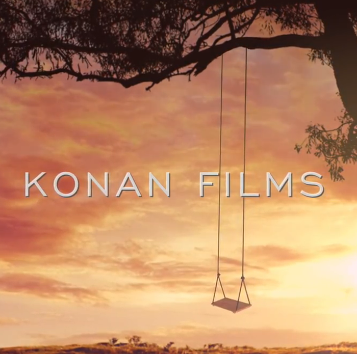 夕焼けを背景に木の枝につけられたブランコが映っている写真にKONAN FILMSと文字が入っている画像