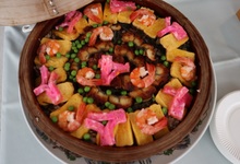 海老や卵、グリンピース等、色とりどりの食材を使い、丸い皿鉢に花模様を形作った蒸し寿司の写真