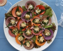 大きなお皿にシソの葉と調理された長太郎貝が入った長太郎ポン酢和えの写真
