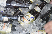 「キリンフリー ノンアルコール」の瓶が氷の中にたくさん冷えている写真