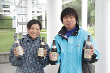 男性と女性が笑顔で「キリンフリー ノンアルコール」を両手に持っている写真。