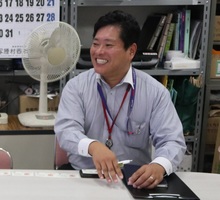 キリンビール株式会社高知支社に勤めている中村淳也さんが笑っている写真。