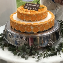 テーブルに飾られたユーカリの上に置いている山北みかんを使ったケーキの写真。