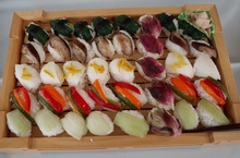 多種類の野菜寿司が写っている写真。
