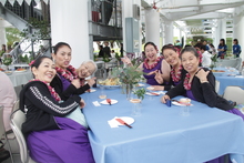 ハウオリーズマサコアケタフラダンススタジオ高知東に通っている女性6名が青いテーブルを囲んで笑っている写真。