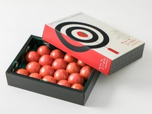 土佐香美のふるーつとまとと書かれた箱とその箱に入った18個のトマトの写真