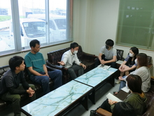 移住見学に来た男女が近森さんと浅浦さんと対談している写真