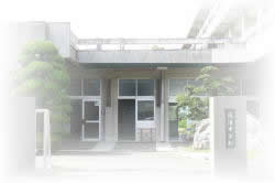 正門から見る夜須中学校の画像
