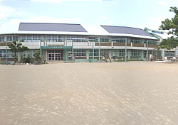 校庭から見る赤岡小学校建物の画像