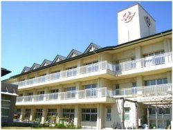 スタイリッシュな建物の野市小学校の外観画像
