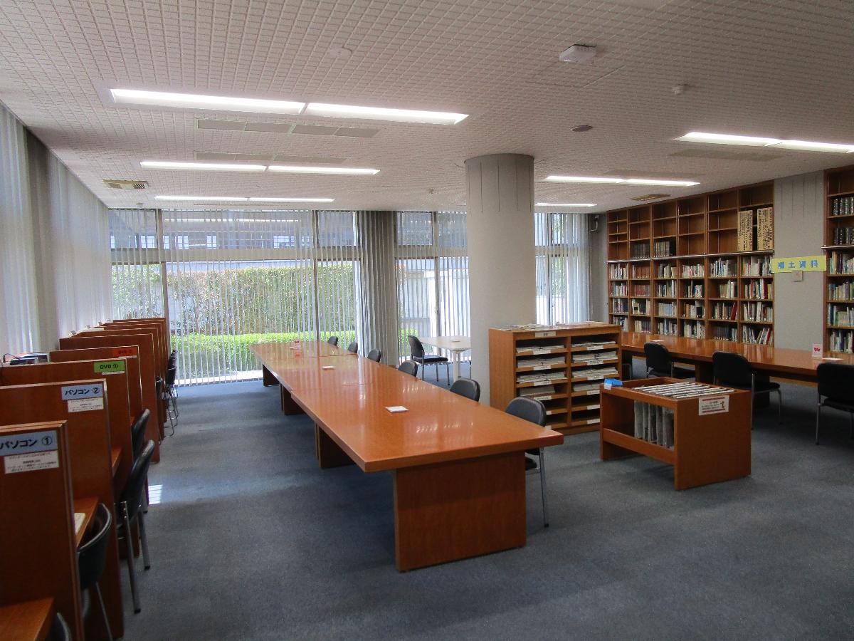 野市図書館閲覧室