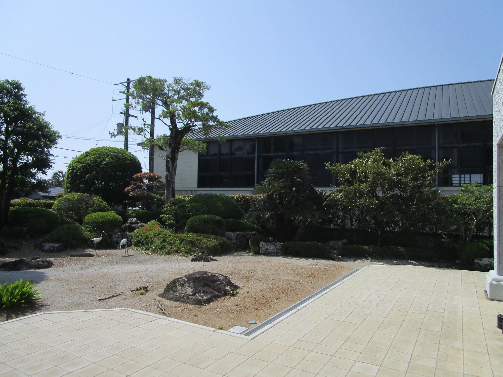 野市図書館中庭風景