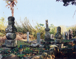 宝鏡寺跡の墓石群の写真