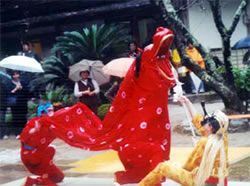 赤い獅子が舞う須留田八幡宮での獅子舞の写真