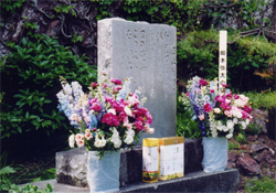 献花されている岡本弥太の詩碑の画像