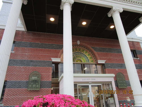 野市図書館の入口の写真
