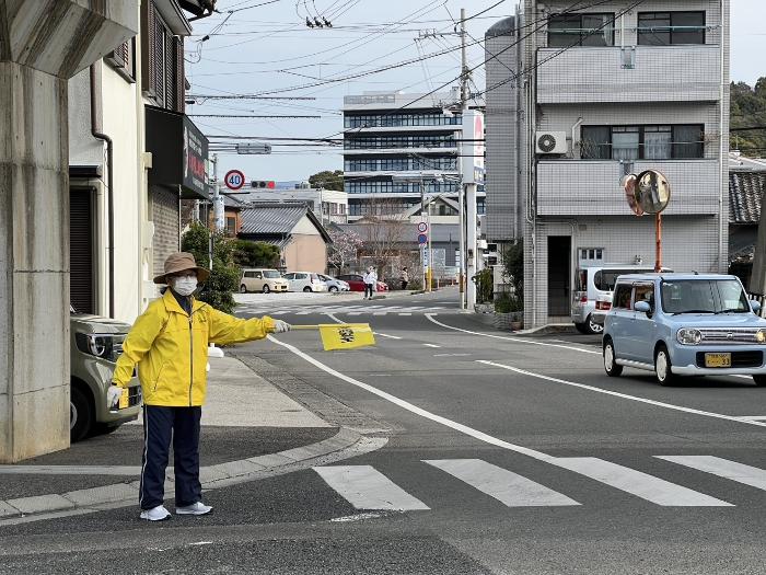 交通安全指導員による街頭指導