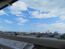 上階の教室から見える野市の町並みの写真