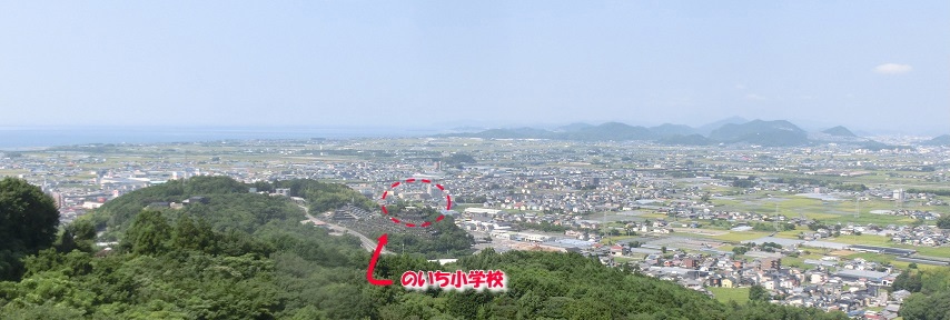 三宝山スカイラインから南西方向の野市の街並みの景色 野市小学校の位置が赤い点線で囲まれている写真