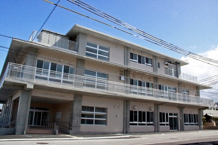 三階建ての薄い茶色の吉川市民会館の画像